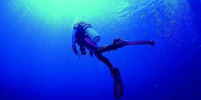 为什么有些人喜欢像臭屎一样黏着别人，想把自己身上的脏恶臭黏到别人身上，让别人也变得脏恶臭，起仇恨？游戏画面